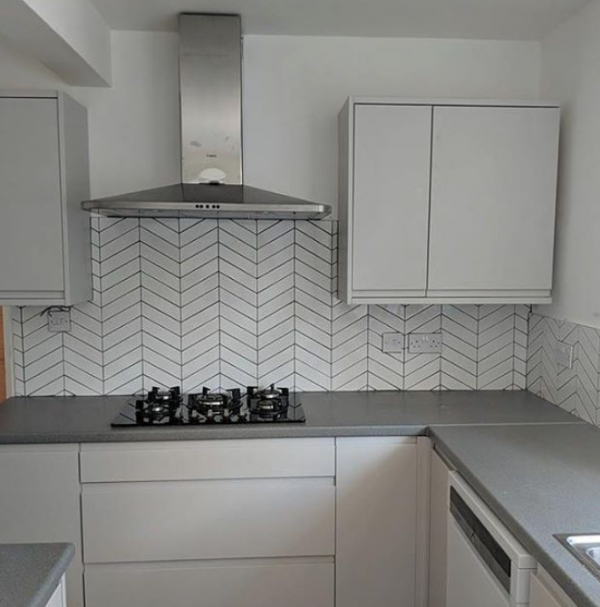 Dinding dengan pola chevron